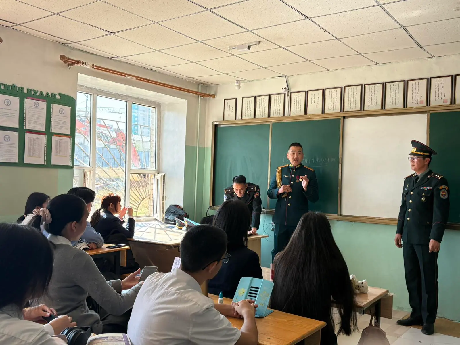 "Эх орны цэрэг энхийг сахиулагч" сэдвээр уулзалт яриа хийв.