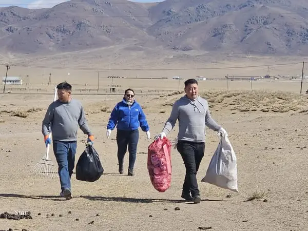 Тус хэлтсийн албан хаагчид Сумын Засаг даргын 2025 оны А/112 дугаар захирамжаар “Нийтийн эдэлбэр газрын хог хаягдлыг цэвэрлэх ” ажлын хүрээнд орчны цэвэрлэгээ болон нисэхийн гүүрнээс Дэлгэрмөрөн гол хүртэлх хуваарьт хэсгийн газрыг цэвэрлэлээ.