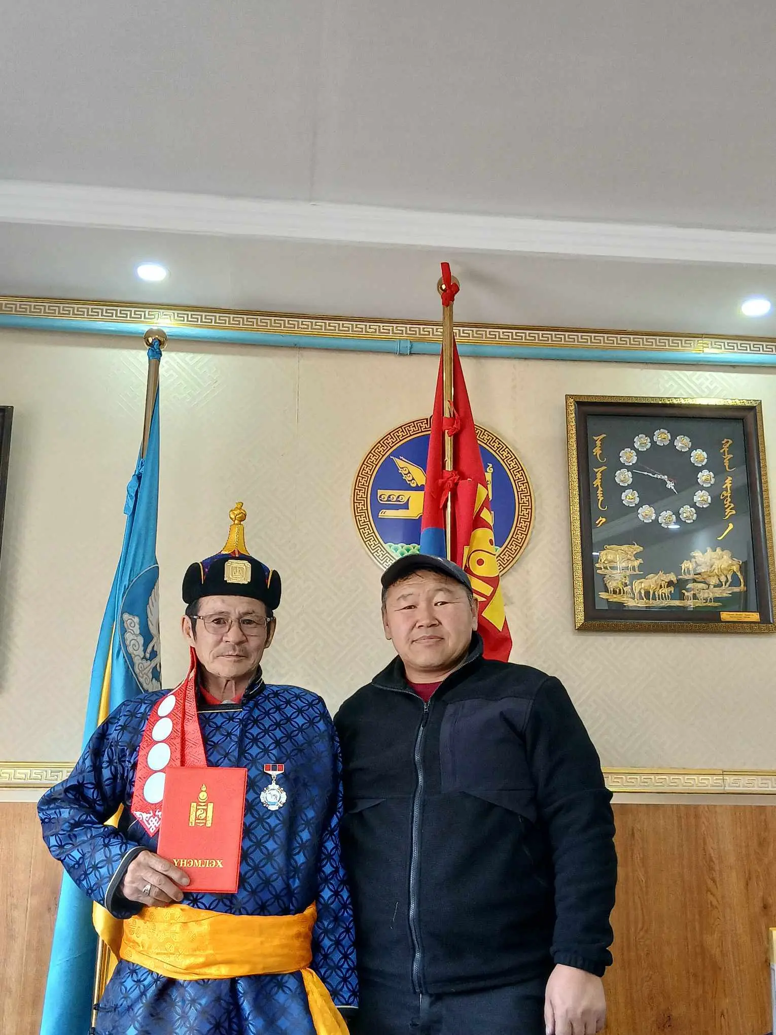 АЙМГИЙН АЛДАРТ УЯАЧ ЦОЛ ТЭМДГИЙГ ГАРДУУЛАН ӨГЛӨӨ