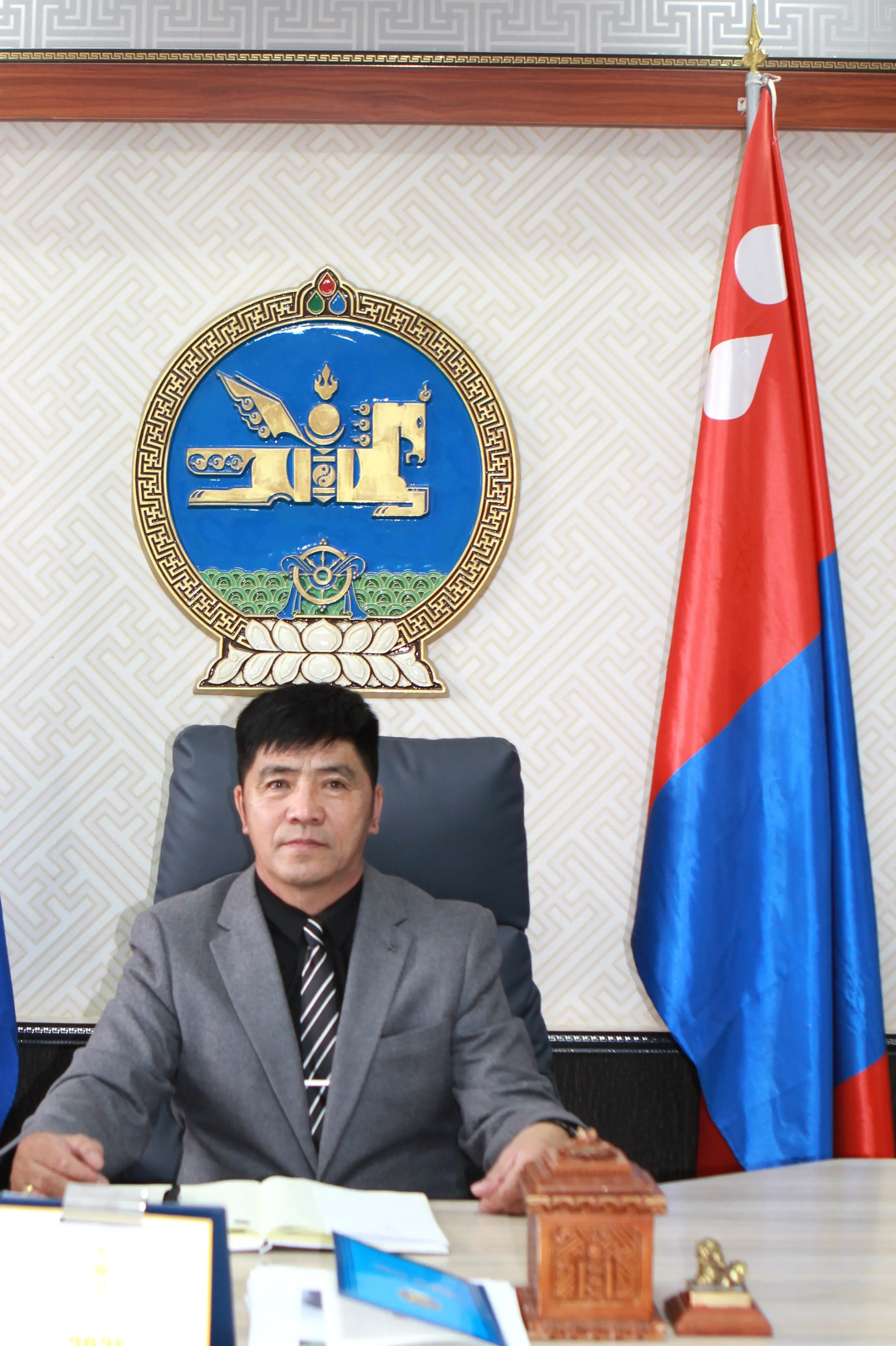 Нэргүй Мөнхбат 