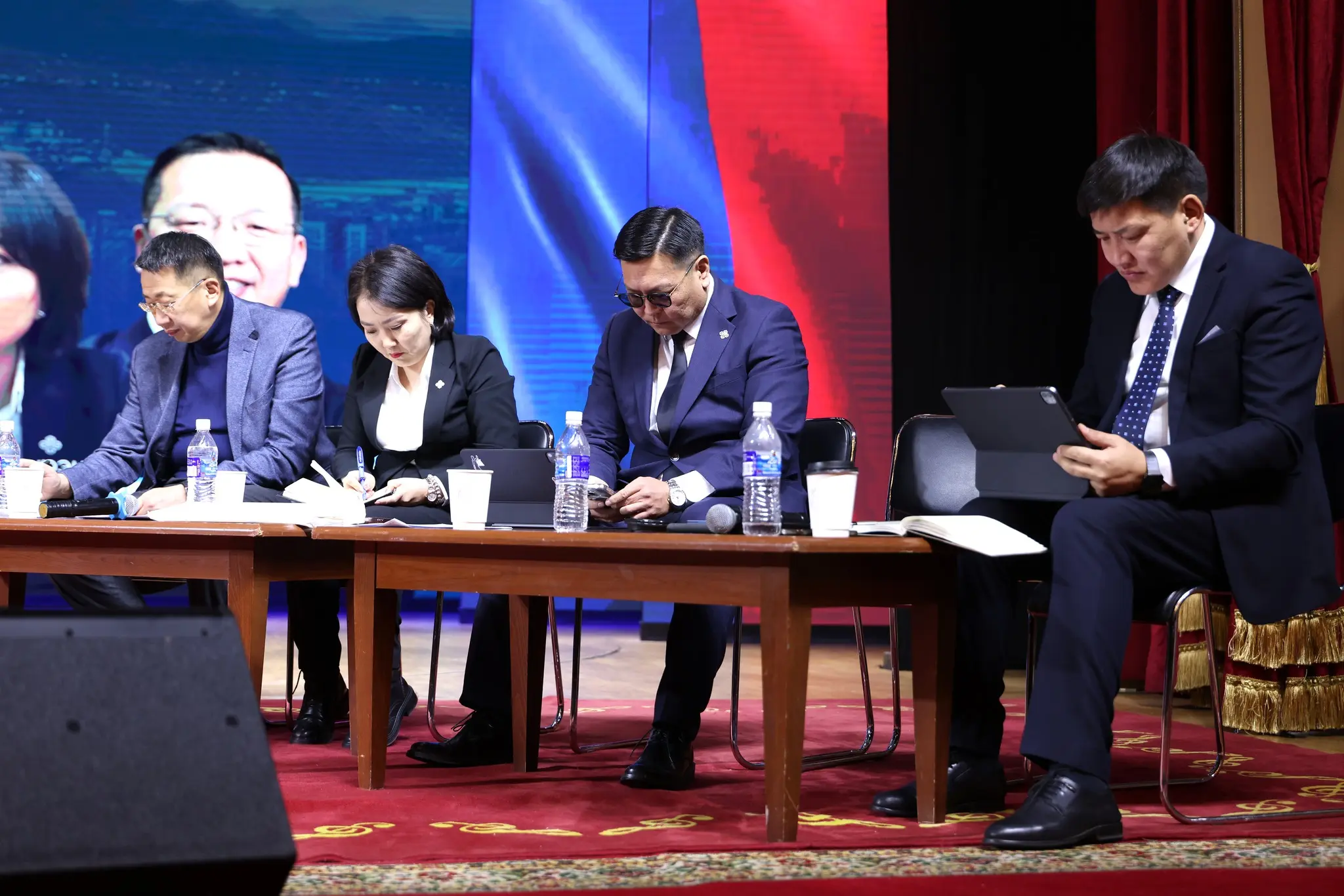 Хойд бүсийн тойргоос сонгогдсон УИХ-ын гишүүд Орхон аймгийн иргэдтэй уулзаж байна